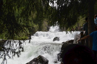 山间湍急溪流瀑布景观