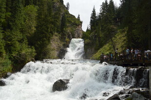 山间飞瀑下的自然美景