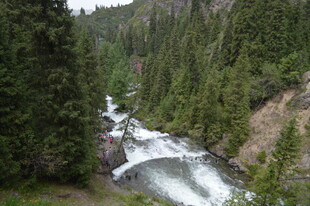 山间湍急溪流穿茂密森林