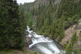 山间飞瀑 绿意环绕的美景