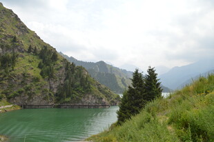 山间绿水畔的秀丽景致