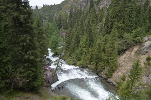 山间飞瀑 绿意环绕的美景