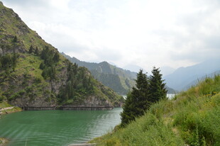 山间碧绿湖水与葱郁草木