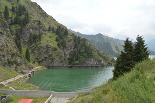 山间碧绿湖泊美景
