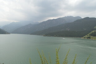山水相依的静谧湖景