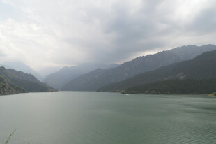 云雾缭绕的山水风光