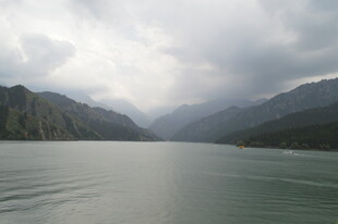 云雾缭绕的山水湖泊景色