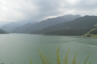 宁静山水间的秀丽湖泊