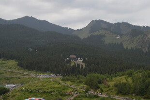 山间景色 绿意环绕的建筑