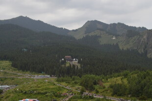 山间景致 远处建筑隐于林