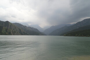 云雾缭绕的山水风光