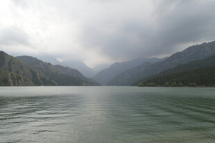 云雾缭绕的山水风光