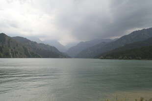 云雾缭绕的山水风光