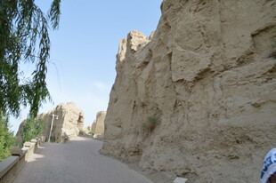 古老土壁旁的乡间小道