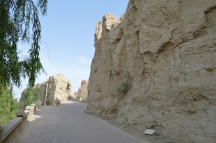 古老城墙下的幽静小路