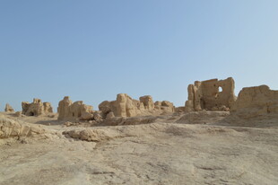 沙漠中的古老建筑遗迹