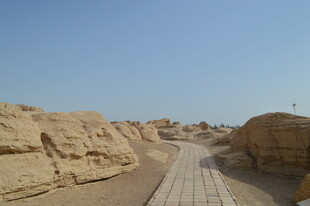 沙漠栈道旁的独特土丘景观