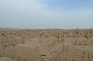 沙漠中的古老建筑遗迹