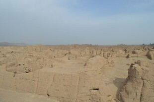 沙漠中的古老土堆遗迹