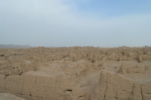 古老神秘的土筑遗迹景观