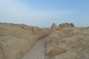 沙漠中的古老土筑遗迹