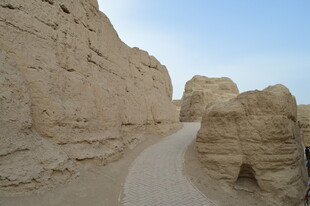 沙漠中的古老土筑遗迹