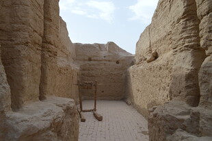 古老遗迹中的狭窄通道