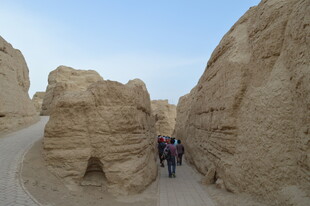 峡谷中漫步的游客