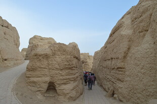 探秘古老土壁间的旅行