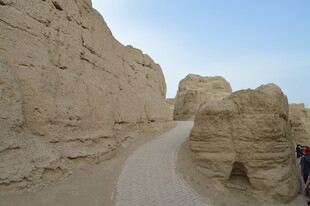 沙漠中的古老土筑遗迹