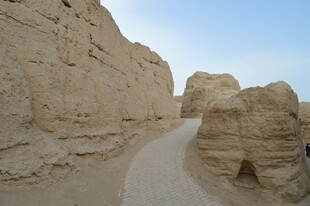 沙漠中的古老土墙遗迹