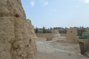 古老土筑遗迹景观