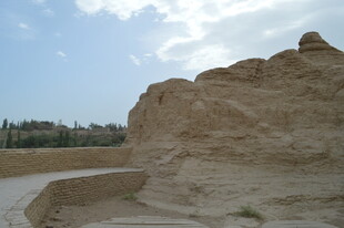 古老土筑遗迹景观