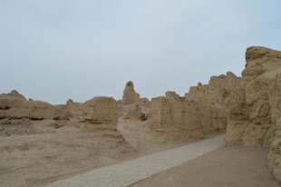 沙漠中的古老土筑遗迹