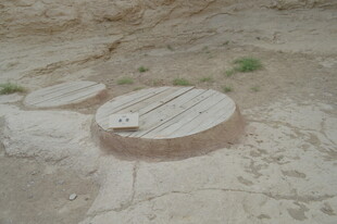 户外沙地上的圆形井盖