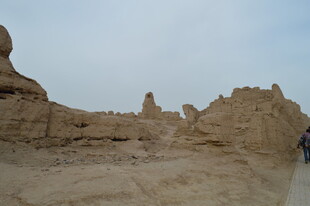 沙漠中的古老土丘遗迹