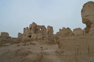 沙漠中的古老废墟遗迹