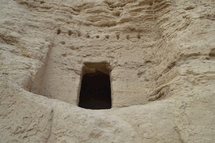 沙漠中的神秘洞穴入口