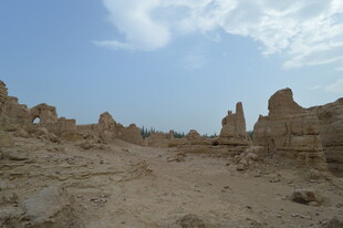 荒凉戈壁中的古老遗迹