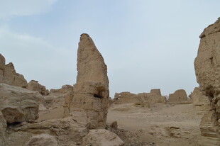 沙漠中的古老石建筑遗迹