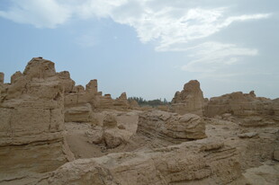 沙漠中的古老土堆遗迹