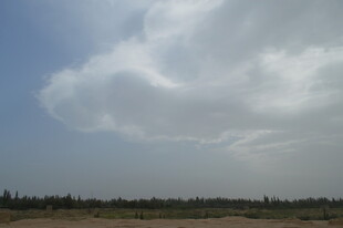 天空中飘浮的大片云朵