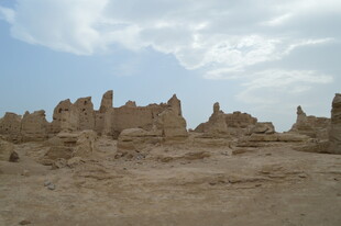 沙漠中的古老建筑遗迹