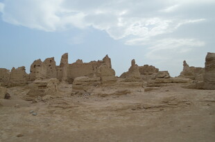 沙漠中的古老建筑遗迹