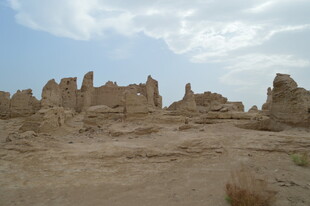 沙漠中的古老神秘建筑群