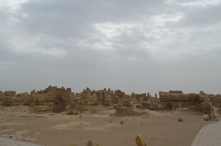 沙漠中的古老建筑遗迹