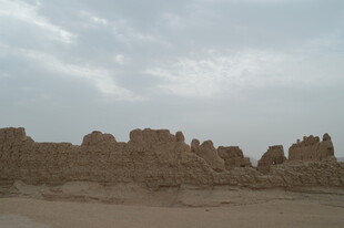 沙漠中的古老建筑遗迹