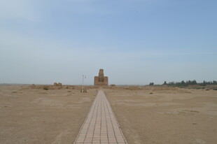 沙漠中的古朴建筑步道