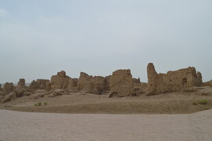 古老沙漠中的残垣断壁