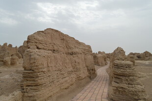 古老土筑遗迹景观